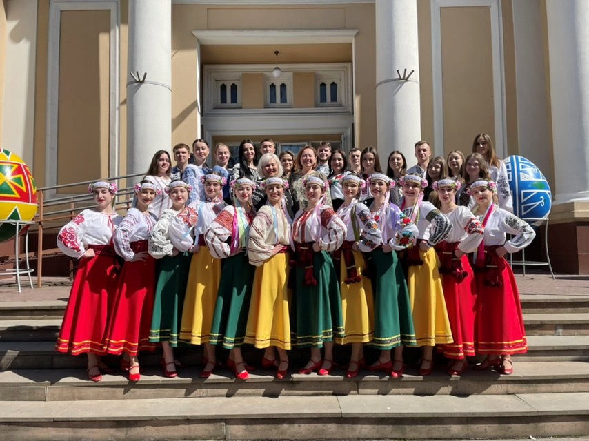  Мистецькі колективи та їх ккрівники.jpg